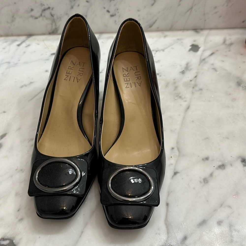 Naturalizer 6.5 M black patent pump worn once EUC 2.5” block heel